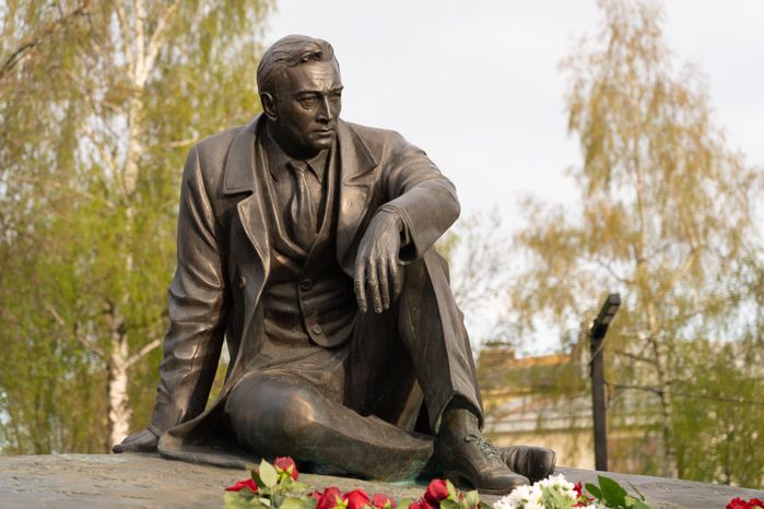Памятник Вячеславу Тихонову