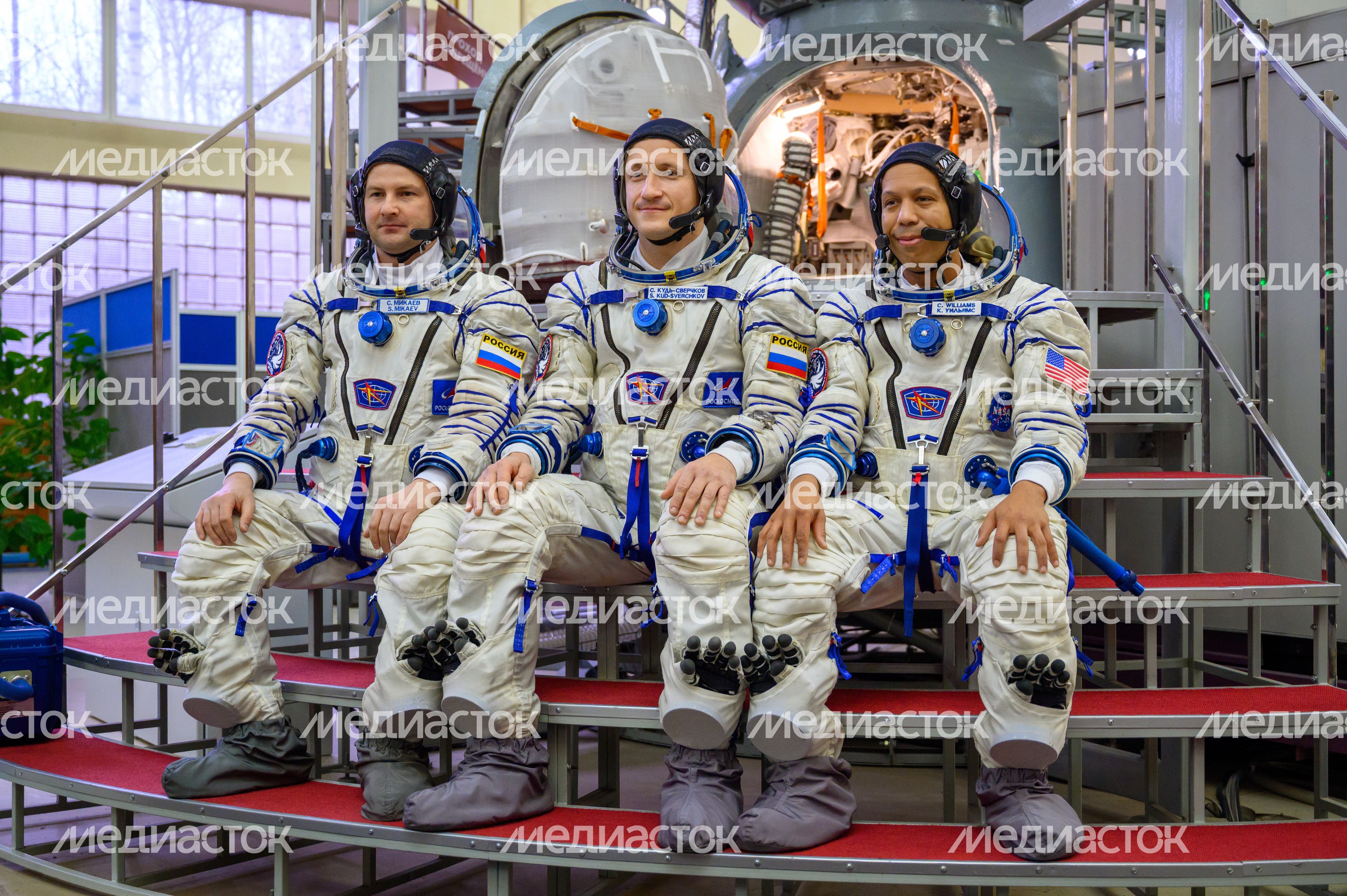 Космонавты основного экипажа МКС-74 Сергей Микаев, Сергей Кудь-Сверчков, Кристофер Уилльямс в Звездном городке