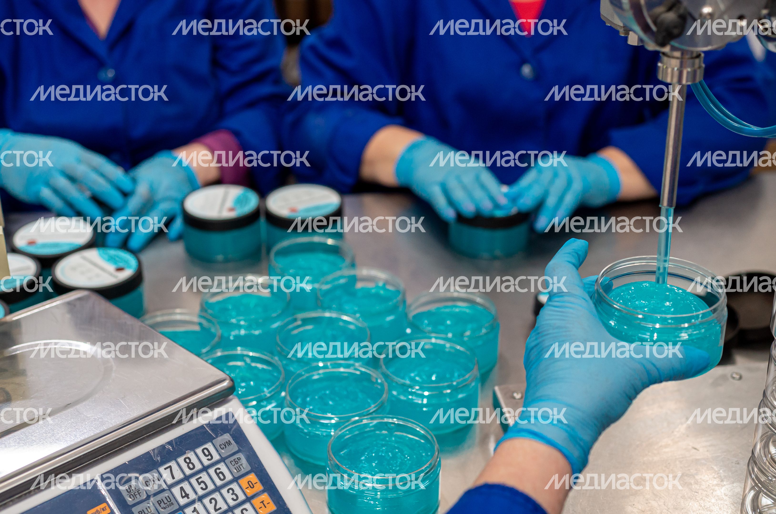 Процесс работы фабрики косметического бренда Mixit